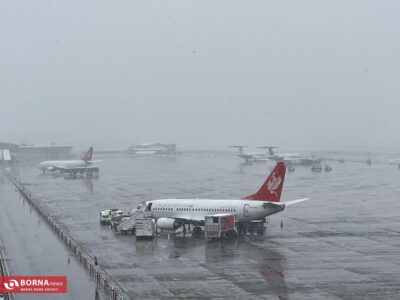 آغاز بارش شدید برف در فرودگاه بین‌المللی مشهد/ سطوح پروازی عملیاتی است + فیلم