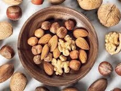 گردو یا بادام ارزش غذایی کدام بیشتر است؟