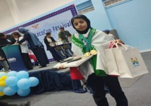 اهدای مدال طلای جهانی رباتیک توسط دانش‌آموز بندرعباسی به رهبر انقلاب