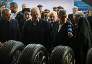 بازدید دکتر پزشکیان از نمایشگاه فرصت‌های اقتصادی خراسان جنوبی