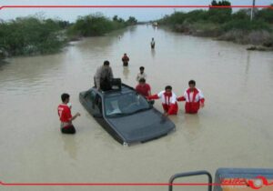 نجات ۵ خانواده محاصره شده در سیل هرمزگان