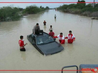 نجات ۵ خانواده محاصره شده در سیل هرمزگان