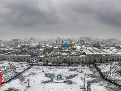 بارش برف در حرم مطهر رضوی و‌ عکس‌های یادگاری زائران + فیلم