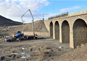 اجرای طرح تعمیر و ارتقای ایمنی حفاظهای بتنی پلهای جادهای قم