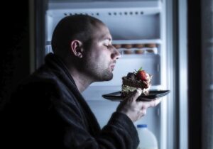 خطرات خوردن غذا در نیمه شب