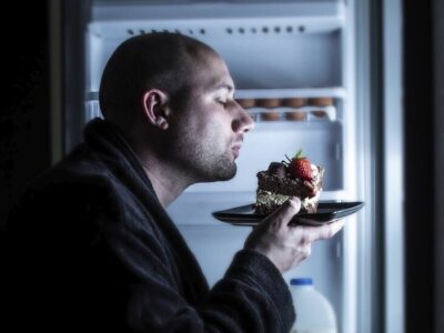 خطرات خوردن غذا در نیمه شب