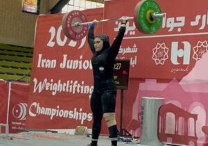 دختر گلستان در بین غول های وزنه برداری ایران