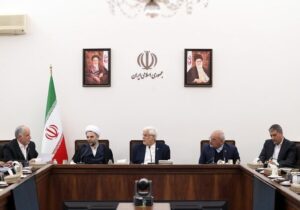 عارف: دولت با همکاری سایر قوا بدنبال حل مسائل معیشتی مردم است