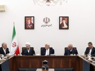 عارف: دولت با همکاری سایر قوا بدنبال حل مسائل معیشتی مردم است