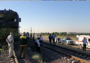 حادثه در مسیر ریلی شازند؛ برخورد قطار با خودرو یک مصدوم برجا گذاشت