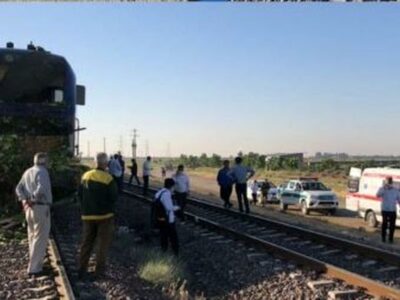 حادثه در مسیر ریلی شازند؛ برخورد قطار با خودرو یک مصدوم برجا گذاشت