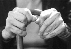 توزیع دو هزار بسته پوشینه بزرگسال در بین سالمندان تحت حمایت کمیته امداد قزوین