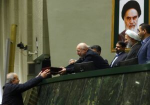 انقباضی‌ترین بودجه تاریخ به مجلس تقدیم شد/ افزایش ۲۰ درصدی حقوق کارمندان