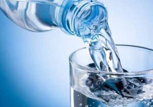 با خوردن مقدار زیادی آب چه اتفاقی برای بدن می‌افتد؟