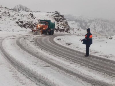 تلاش شبانه‌روزی راهداران؛ راه بازفت در میان برف بسته نیست