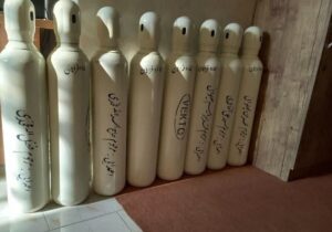 خیرین فراهان ۱۱ دستگاه کپسول اکسیژن به اورژانس ۱۱۵ اهدا کردند