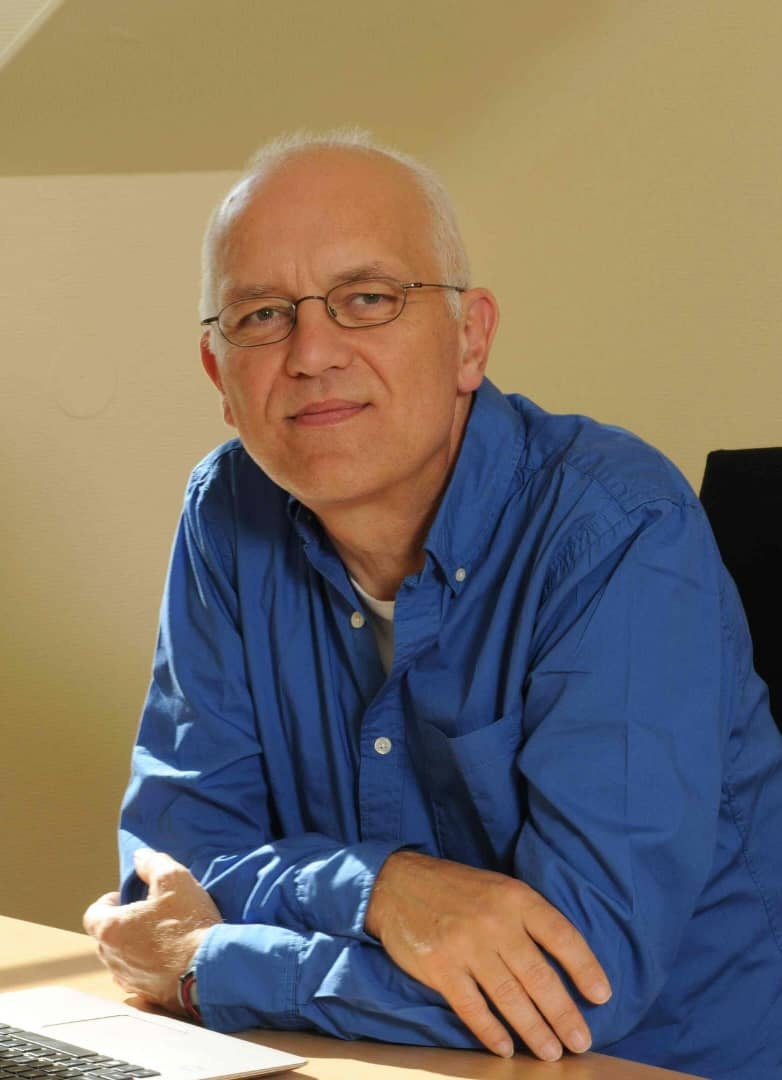 قفس آهنین معلم و رابطه بازاری با دانش آموز / علیه تودهایسازی آموزش / بازتعریف نقش مربی و معلم