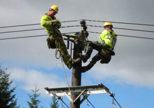 پایان نصب دکل آسیب‌دیده برق قشم