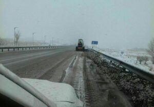 محورهای مواصلاتی اصفهان لغزنده است؛ بارش برف در محورهای شمال و شرق