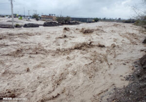 جاری شدن آب در کوهستان پارک پنجه‌علی بندرعباس