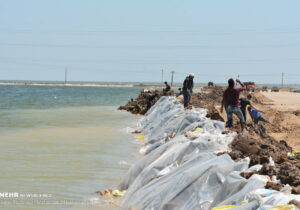 استحکام بخشی سیلبندهای روستای نهر مسیر شادگان در حال انجام است