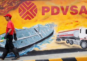 کاراکاس: صادرات نفت علیرغم اعلام محاصره اقتصادی آمریکا ادامه دارد