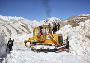 بازگشایی راههای مناطق برف گیر جیرفت با تلاش امور عشایر جنوب کرمان