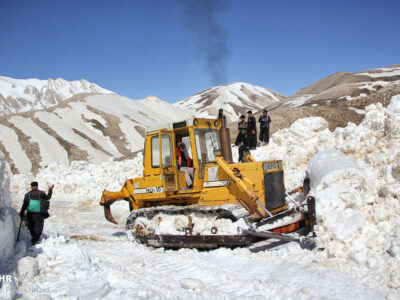 بازگشایی راههای مناطق برف گیر جیرفت با تلاش امور عشایر جنوب کرمان