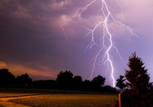 برخورد صاعقه به چند منزل مسکونی در روستای کهنویه علامرودشت خسارت زد