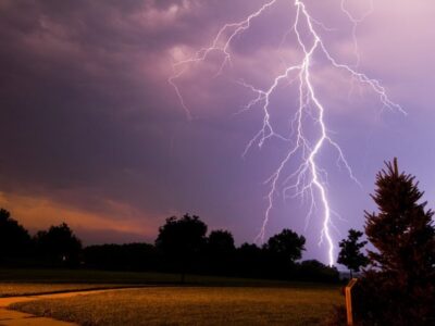 برخورد صاعقه به چند منزل مسکونی در روستای کهنویه علامرودشت خسارت زد