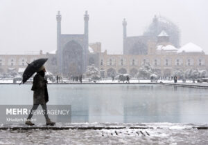 هوای اصفهان برفی و پاک است