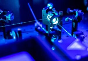 حمایت از توسعه کاربردهای لیزر و فوتونیک در صنایع پیشرفته و پزشکی