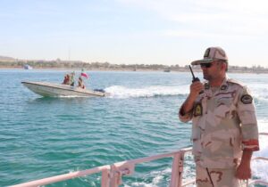 امداد رسانی مرزبانان میناب به پراید گرفتار شده در ساحل