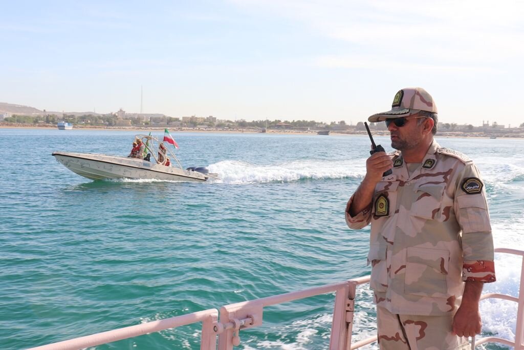 امداد رسانی مرزبانان میناب به پراید گرفتار شده در ساحل امداد رسانی مرزبانان میناب به پراید گرفتار شده در ساحل