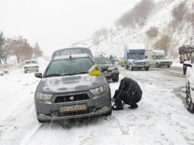 بارش برف در جاده‌های مرتفع استان سمنان؛ زنجیر چرخ الزامی است