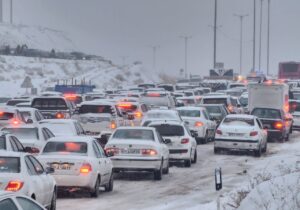 ترافیک سنگین در محور نطنز-اصفهان؛ امدادرسانی هلال احمر به خودروها