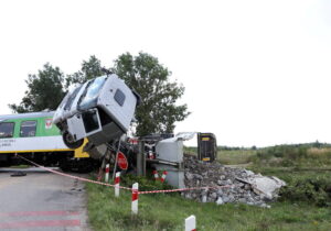 دو نفر در تصادف قطار با خودرو در جنوب غربی لهستان کشته شدند