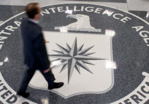 ببینید | اعتراف جنجالی رئیس پیشین سیا از پشت‌پردهٔ جذب جاسوس