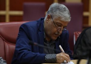 مشاور عالی وزیر علوم نشان طوبی را دریافت کرد