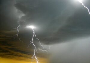 بارش باران، رعدوبرق و تندباد در راه بوشهر