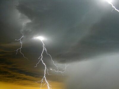 بارش باران، رعدوبرق و تندباد در راه بوشهر