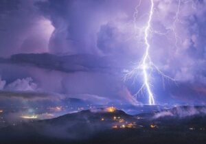 رعد و برق و باران شدید در پارسیان