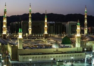 ببینید | بارش باران شدید در مدینه و آب گرفتگی صحنهای حرم نبوی