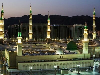 ببینید | بارش باران شدید در مدینه و آب گرفتگی صحنهای حرم نبوی