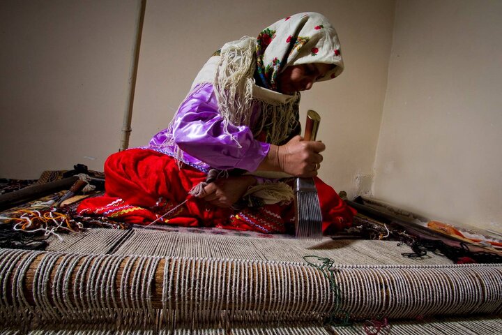 قالی‌بافی زنان روستای حسنلو؛ هنر کهن روستا در گره‌های رنگین