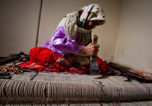 قالی‌بافی زنان روستای حسنلو؛ هنر کهن روستا در گره‌های رنگین