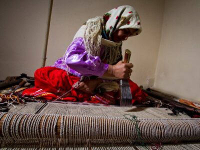 قالی‌بافی زنان روستای حسنلو؛ هنر کهن روستا در گره‌های رنگین