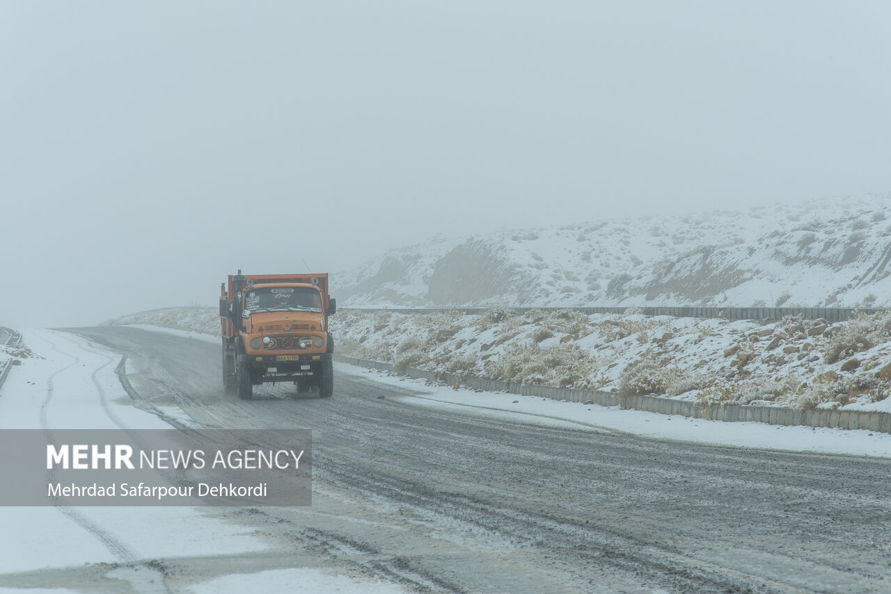 ارتفاع برف در محور کامو در شهرستان کاشان به حدود ۳ متر رسید ارتفاع برف در محور کامو در شهرستان کاشان به حدود ۳ متر رسید