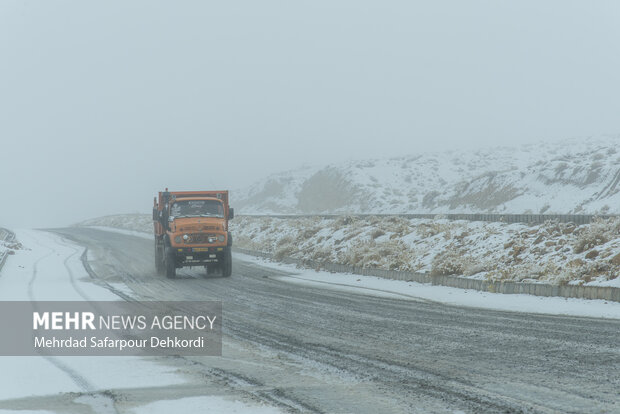 ارتفاع برف در محور کامو در شهرستان کاشان به حدود ۳ متر رسید