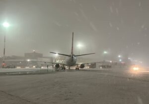 وضعیت عادی پروازها در فرودگاه مشهد در پی بارش برف